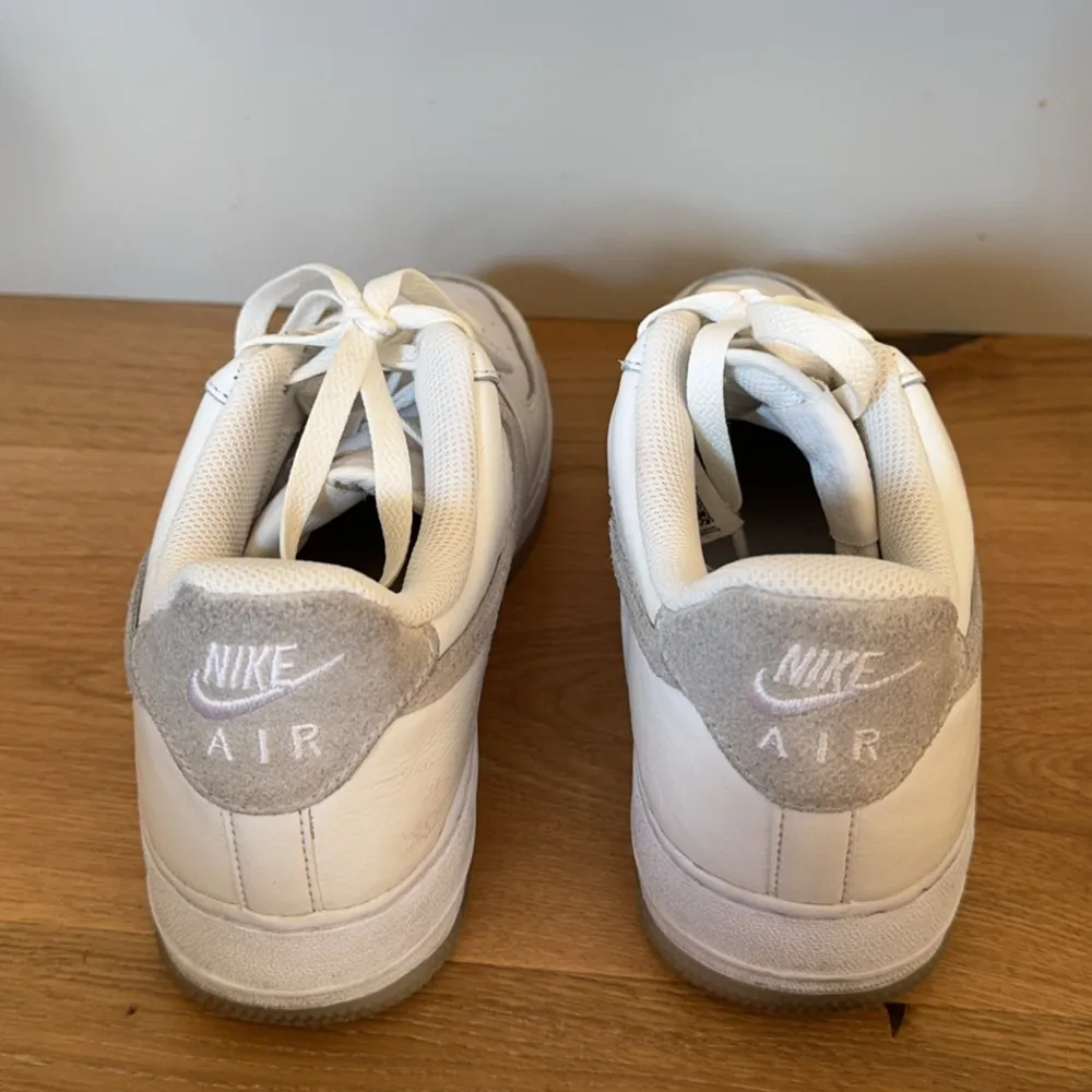 Säljer mina Air Force 1 då de inte kommer till användning. Använd ett par fåtal gånger och har en liten fläck på Nike märket (se bild 3). Köpta för 1599.. Skor.