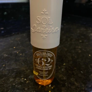 Sol de Janeiro 62 - Köpt för 340kr. Den är öppnad men ej använd, så hela flaskan ör fylld. Brorsan tappade den en gång så den har ett litet märke på locket och längst ner på flaskan men annars är den helt ny.Priset kan diskuteras