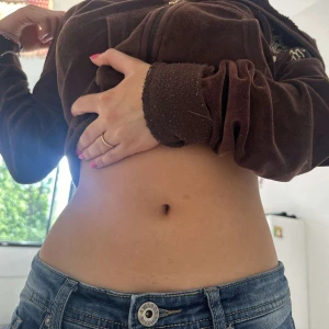 Lowrise flare jeans - Lowrise flare jeans secondhand vintage från spanien. Passar dom som är cirka runt 160-170 dom är lite långa på mig som är 154. 
