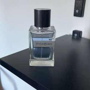 Ysl edt parfym🔥 - Säljer nu min sommarparfym. Den är riktigt god med toner av citrus och den är perfekt till sommaren. Har använt runt 50 sprut men som ni ser på bilden är den nästan full. Dm vid frågor! Ny: 800 Min: 550