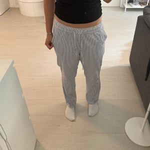 striped pyjamasbyxa - snygga pyjamasbyxor som även kan användas som vardagliga byxor från lager157 💗