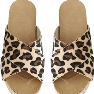 Leopardmönstrade tofflor - I bra skick! Säljer för att det kommer inte till användning.💖 är köpta utomlands så vet inte vart de kommer från🤷‍♀️💗