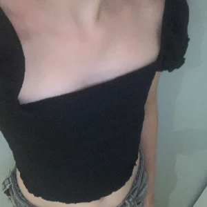   T-shirt - Fin ganska tajt. Funkar till både skolan och middagar 