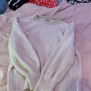 Stickad mjuk och lent tyg,vit tröja - Nu säljer jag en vit tröja som är stickad i en mjuk och lent garn, den är använd. Kontakta gärna innan köp💕