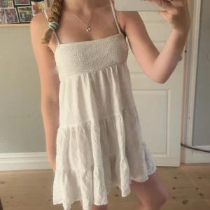 Vit klänning  - Klänning från primark(Spanien) som jag använt fåtal gånger. Inga defekter. Minns ej nypris(ish 300). Säljer pga att jag inte använder den. 