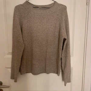 Stickad tröja - Stickad tröja från vero Moda. Brunbeige i färgen Superskick, använd fåtal gånger