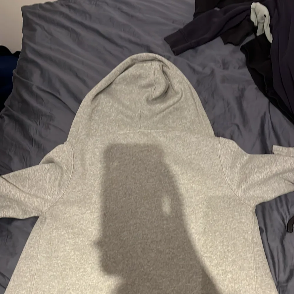 De är som ny skick använd fåtal gånger på bilden var de lite vatten fläckar men dom torkar size 160 kan gå ner lite vid snabbt köp . Hoodies.