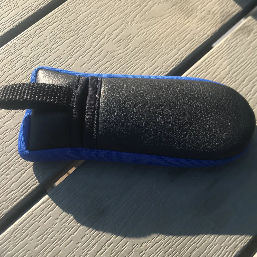 Ett svart och blått putterheadcover från Ping med texten ”Play Your Best” Passar till de flesta bladputters. Headcoveret har även en liten rem vilket gör det lättare att sätta på headcoveret. Kolla även in mina andra annonser.. Accessoarer.