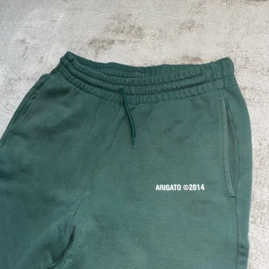 Arigato mjukis byxor - Säljer mina utsläppta Arigato mjukis byxor. Storlek XS, men passar på mig som är på bilden som är 179cm. Skick 9/10. Köpta för 1500kr! Säljs inte längre!