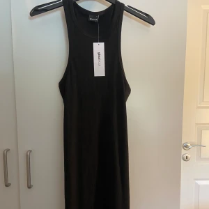 Klänning  - Säljer en svart vanlig basic klänning, den är från Gina och aldrig använd! Lappen sitter kvar! 