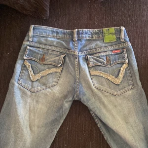 Lågmidjade bootcut jeans - Skit snygga lågmidjade bootcut jeans som tyvärr är för små för mig! Skitsnygga fickor!!Storlek 26