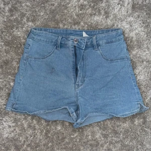 Jeans shorts - Superfina midwaist shorts med  ” slitningar ” vid kanten💙🫐🐬