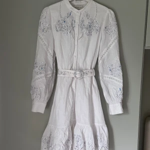 By Malina klänning - Jättefin sommarklänning från Malina, den är liten i storlek så passar bäst stl. M-L men det står XL i den. Jättefint skick, nypris 3999 kr. Nika mini dress.