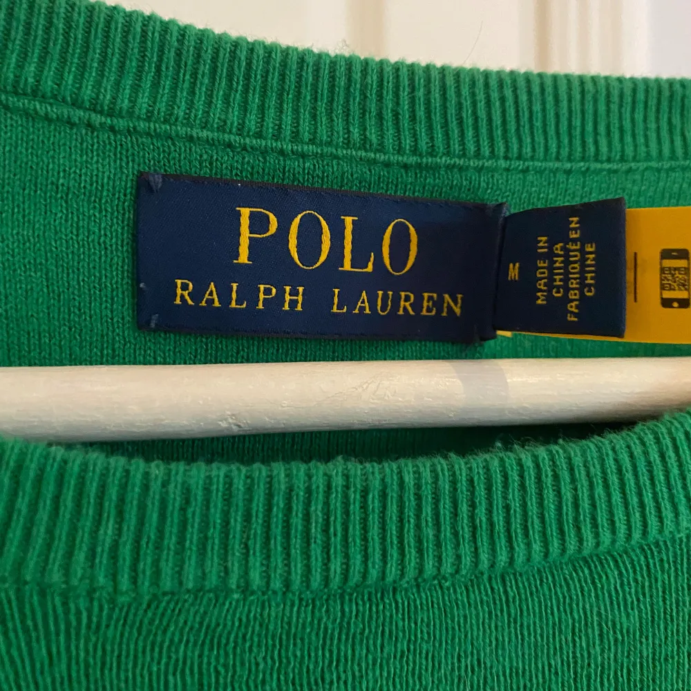 En Ralph Lauren tröja i nyskick, använd runt 3 gånger och har inga fläckar eller flaws. Hör av dig vid intresse. Tröjor & Koftor.