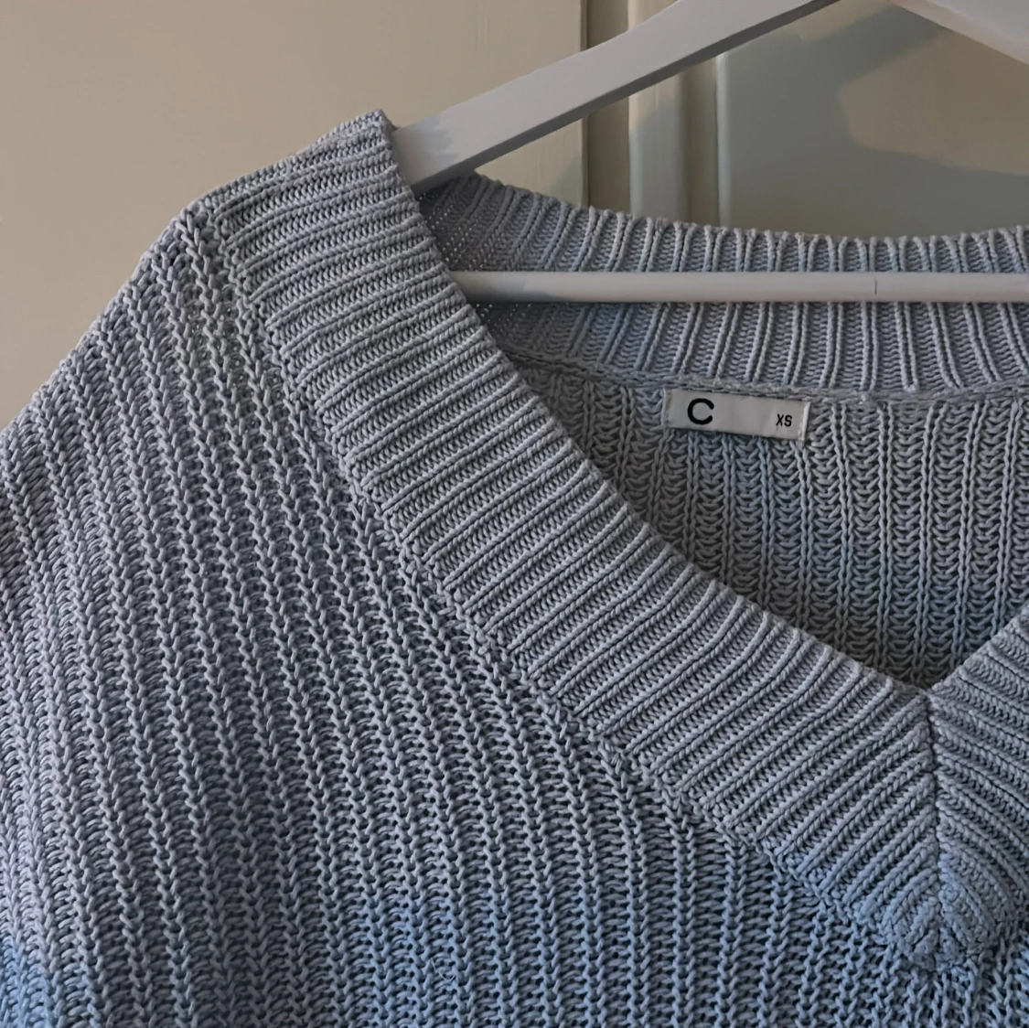 Stickad v-ringad tröja - 90