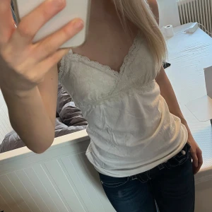 Spetslinne - jättegulligt linne med spets!💕 Storlek M men passar S