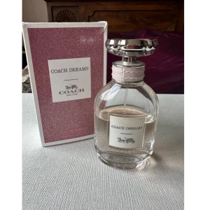 Coach Dresms - Coach Dreams är en blommig doft för kvinnor. Den lanserades 2017. Toppnoterna är mandarin, päron och hallon; hjärtnoterna är jasmin, pion och fresia; basnoterna är mysk, sandelträ och vanilj.