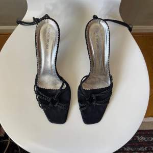 Svarta as snygga Panos Emporio mules med snöre ✨ 9,5 cm klack 