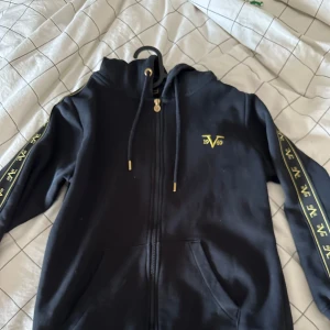 19V69 ITALIA - Använd fåtal gånger, kort i armarna. Köpt på bestsecret 