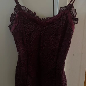 vinröd pets linne  -  en super gullig body! Den är vinröd och ryggen är helt i spets🌺