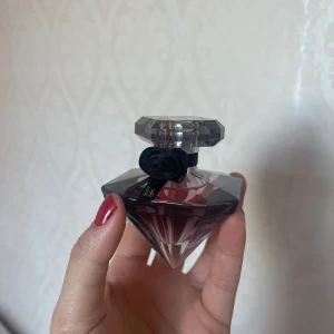 Lancome tresor la nuit - Nyligen inköpt och endast sprutat ett fåtal gånger!