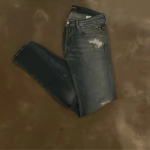 Replay jeans  - Hej, säljer dessa Replay jeansen mens feta slitningar. Skicket på jeansen är 10/10 då det var för små för mig. Kom priv för fler funderingar💶