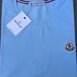 Ny tshirt  - Oanvänd, endast testad. Min son fick i present av sin farfar, som tyvärr inte passade. Min son säljer via mitt konto då han är minderårig. Ljusblå färg