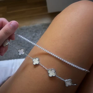 Silver Smycken  - Jag säljer två silver armband + ett halsband💕 jag använder enbart guld så säljer gamla smycken🫶🏼 Kan sälja ett separat eller alla i ett🌸 Föreslå pris!   Ett armband från Caroline Svedbom (oanvänt) & armband + eget designat halsband från silversmed🩷🩷🩷