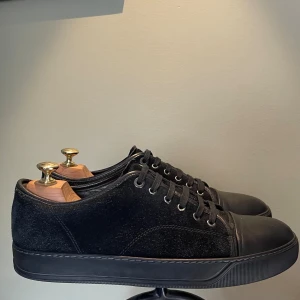 Lanvin skor  - Hej! Säljer nu dessa super snygga lanvin skor. Skorna är i superfint skick 8/10. Med skorna medföljer dustbag 