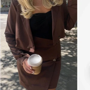 Kavaj sett - Superfint matchande kavaj set med prislappar kvar på båda delarna!  OBS: S i kavajen, XS i kjolen!! 