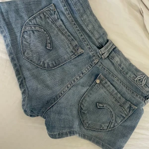 låg midjans shorts  - lågmidjade jeansshorts w 25 från hm 