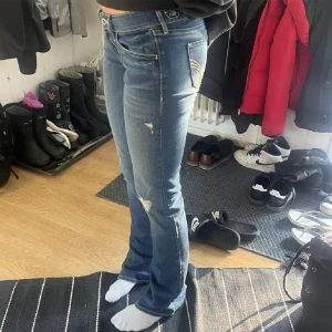Hollister Jeans - 37 midja 83 innerbenslängd!!!  Säljer mina ädla Hollister jeans för att dem är för långa😭 prislappen kvar, nypris ca 600kr köpta i usa, är ca 165 på bilderna. 