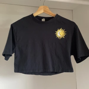  T-shirt  -  T-shirt  Mycket mönster  Okänt märke Storlek 134/140