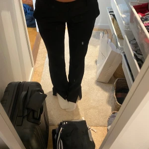 Kostymbyxor bik bok  - Bik bok low waist kostymbyxor med slits storlek 38.  Är lagad på benet men inget man tänker på så mycket! ( sista bilden)  