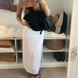 Vit stickad kjol  - Vit stickad kjol från Lindex, strl M men passar mig som vanligtvis är xs/s helt slutsåld! 290 kr 