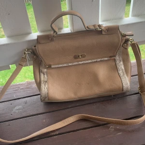 vintage väska - e rikgtig snygg vintage väska från tamaris använd gärna köp nu❤️