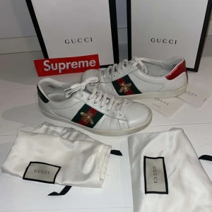 Gucci skor - Tjena! Nu säljer jag mina gucci skor jag haft i ca 2 månader. Skicket på skorna skulle jag beskriva 8 av 10. Box med följer. Pris kan diskuteras. Äkthetsbevis finns!