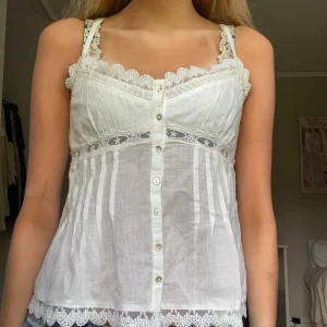 Zara linne - Så fint broderat linne från zara, aldrig använd nypris:329kr