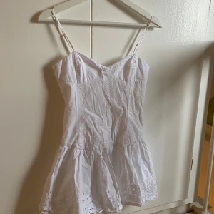 Sommar klänning  - Säljer denna sommar klänning från zara i storlek xs säljer då den inte passar mig längre💕☺️