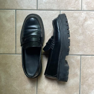 Loafers nyskick  - Supersnygga loafers i nyskick! Säljer då de tyvärr är lite stora på mig. 