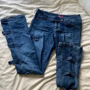 Lågmidjade bootcut jeans med detaljer längst benen. Köp på vintage butik i Malmö men inte fått användning för.  Stl 36 men stretchiga material så passar även dig som har 38 eller större.