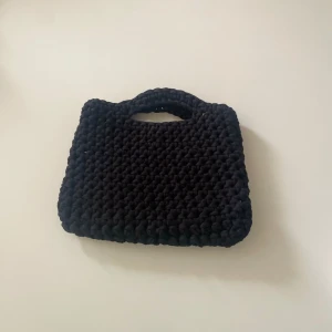 Virkad handväska  - Hand virkad väska av trikå garn Höjd: 18 cm Långd:23cm