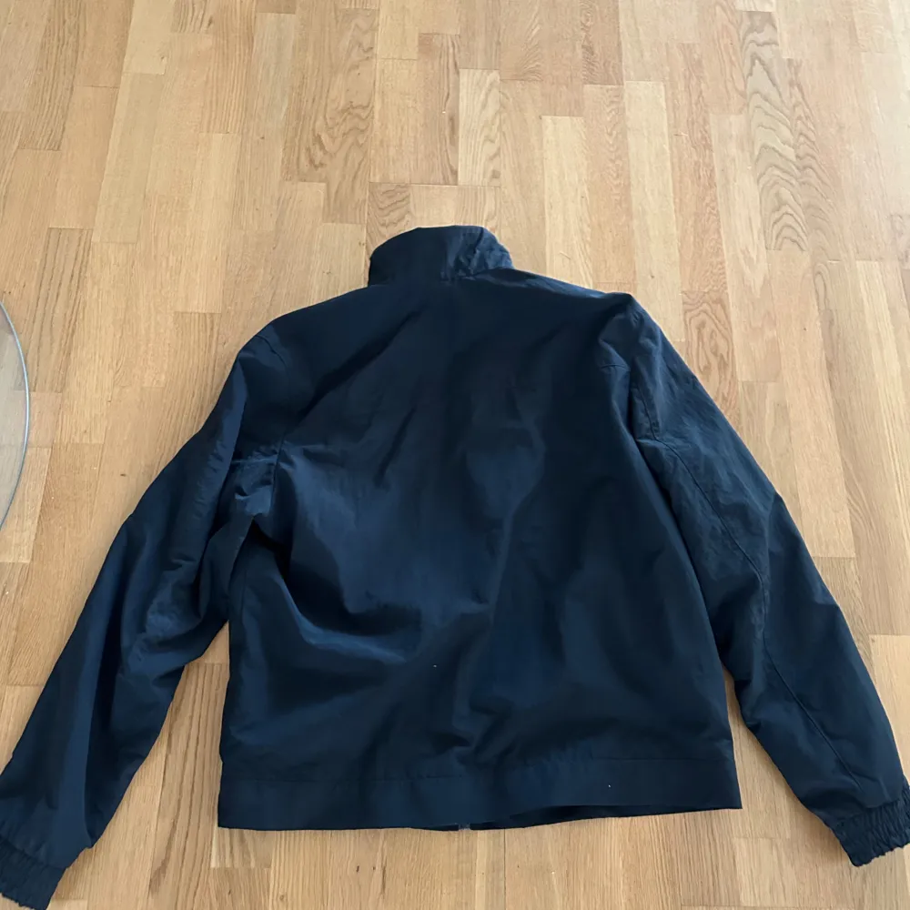 Riktigt snygg Hugo Boss jacka, nypris 3300 aldrig använd pga att den var för liten för mig. Storlek L passar egentligen allt från M-XL, XL har jag men den börjar bli för liten. Kontakta mig! Pris kan diskuteras vid snabb affär.. Takit.