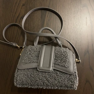 teddyväska  - en liten väska, använd fåtal gånger, väldigt gullig,passar väldigt bra under höst/vinter 🧸☺️
