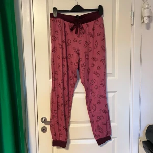 Pyjamasbyxor Nalle Puh Disney - Aldrig använd pga fel storlek, det står XL men midjan var tight så jag skulle säga M-L.