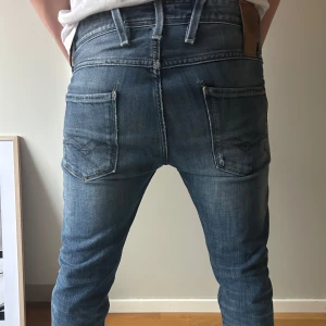Replay Anbass - Replay Jeans i den otroligt eftertraktade modellen Anbass, i stilren mörkare blå färg. 🔵Mörkare blå färg🔵 🙌🏽Nyskick (10/10)🙌🏽 🌊Storlek 30🌊 Hör gärna av er vid önskande av fler bilder eller vid minsta lilla fundering Allt gott Mvh 