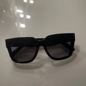 Solglasögon - Säljer de här svarta solglasögonen efftersom dom inte kommer till användning. De är knappt använda och ser nya ut