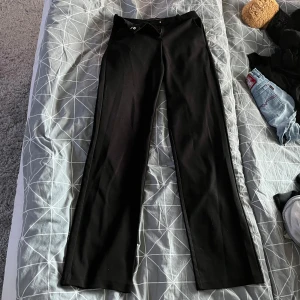 Kostymbyxor  - Svarta kostymbyxor från Vero moda. Rätt bra skick ❤️