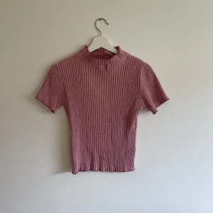RuffHewn, tröja/t-shirt - Ribbad, rosa tröja/t-shirt. Sparsamt använd. 