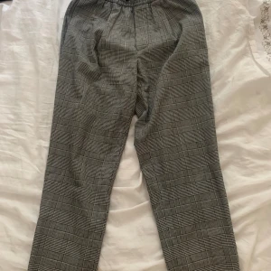 Rutiga kostymbyxor  - Ett par rutiga kostym byxor från Zara i bra skick. Gjord för killar i mindre storlek. Säljs för 100kr + frakt